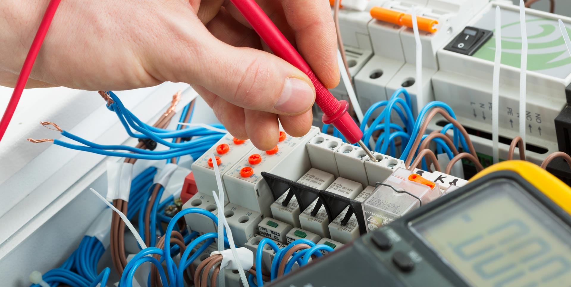Hiring electrician for entertainment Centre? 5 Pro Tips you should Follow!